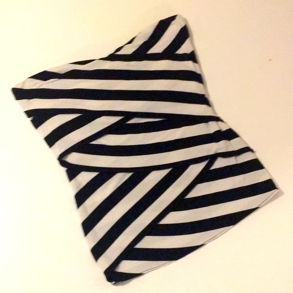 WHITE HOUSE BLACK MARKET STRAPLESS TOP